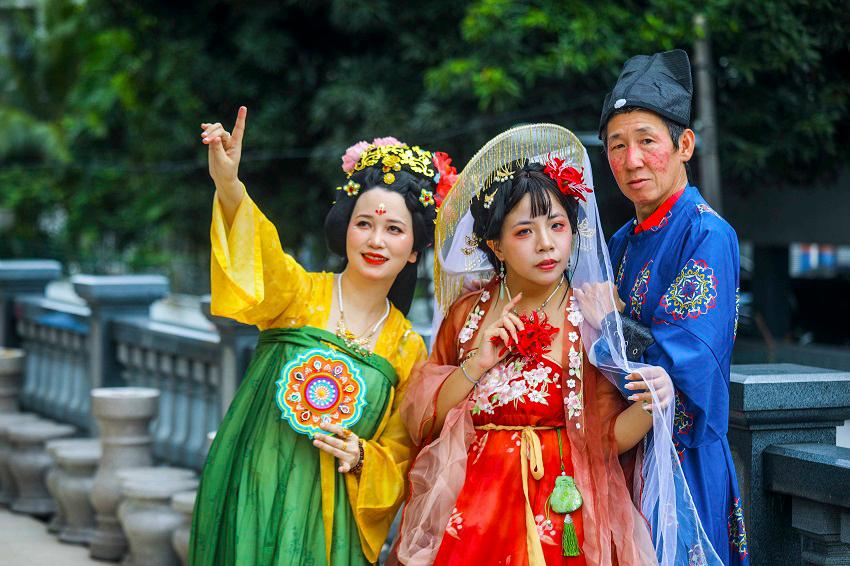 The beauty and elegance of traditional Chinese costumes are here to stay. $!The beauty and elegance of traditional Chinese costumes are here to stay.
