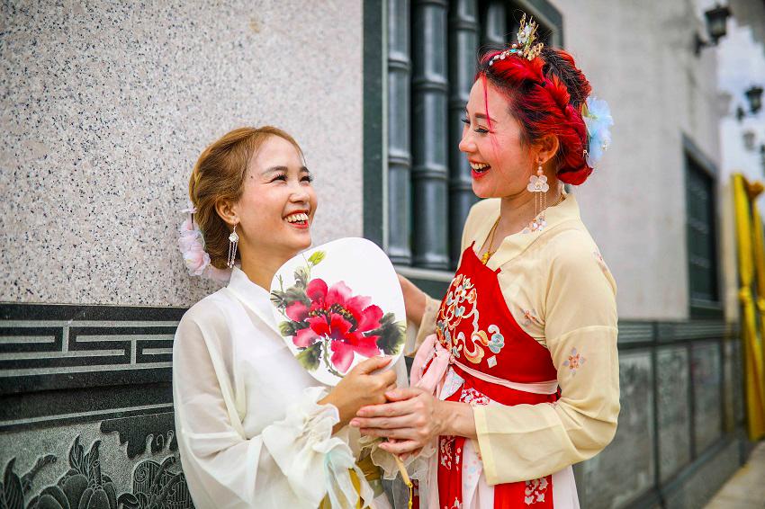Spotting a noble lady look, the group’s vice president Alisa Tan (right) wears a Tang dynasty qixiong ruqun (chest-high ruqun). $!Spotting a noble lady look, the group’s vice president Alisa Tan (right) wears a Tang dynasty qixiong ruqun (chest-high ruqun).