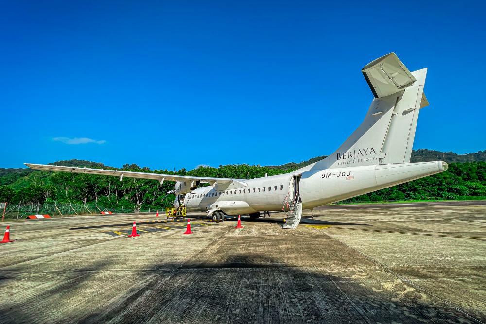 $!Exclusive flight service by Berjaya Air arrives in Redang Airport.