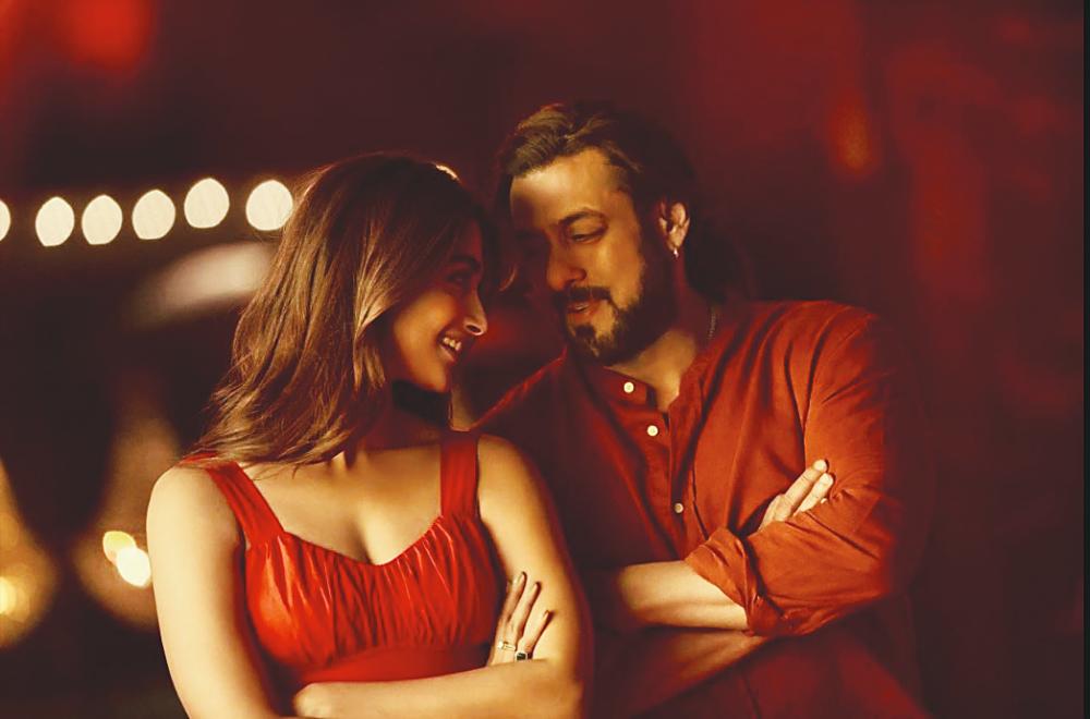 $!The heroine Pooja Hegde and Salman during the musical scenes.