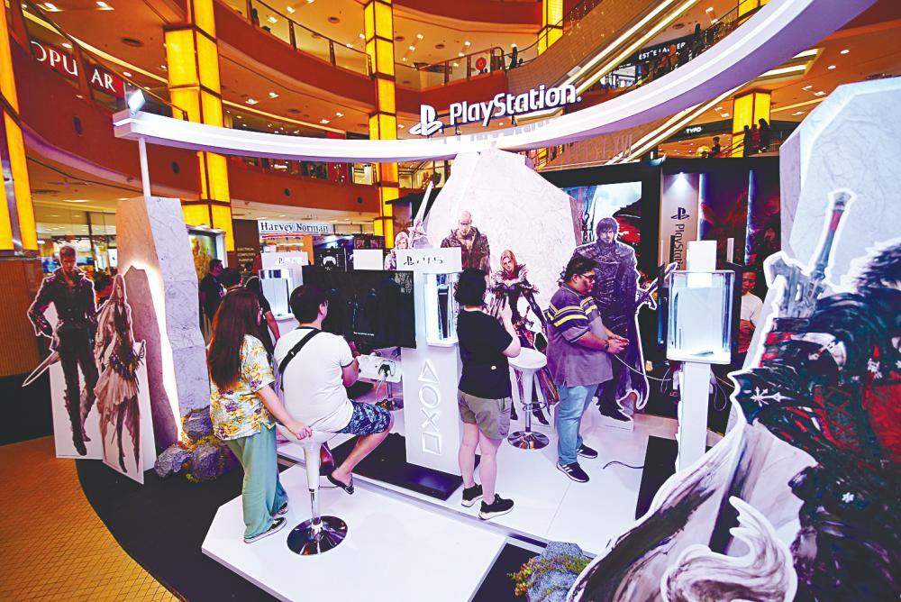 $!Visitors were allowed to test the game’s short demo at the pop-up.