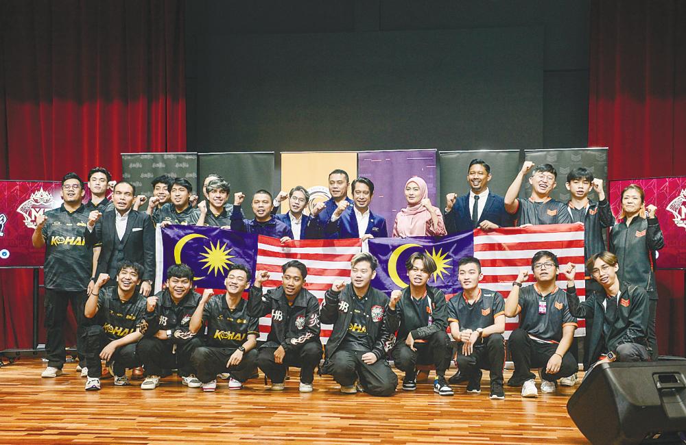 Team SMG and HomeBois receiving a parliamentary-level sending-off by Adam Adli and the Youth and Sports Ministry. – ADIB RAWI YAHYA/THESUN