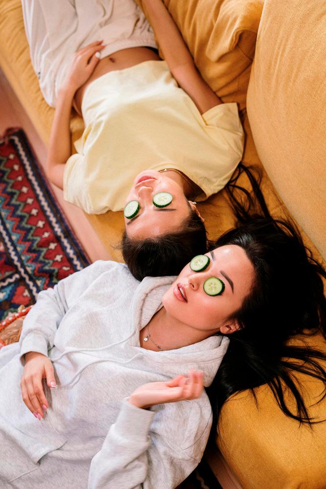 Cucumber cools tired eyes, reducing puffiness and adding instant freshness. – PEXELSPIC $!Cucumber cools tired eyes, reducing puffiness and adding instant freshness. – PEXELSPIC