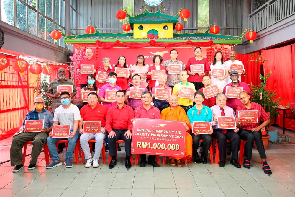 Group photo of Managing Director of Da Ma Cai, Dato’ Sri Tan Kong Han (Front, fifth from left) President of Ti-Ratana Welfare Society, Datuk Seri Dr. KK Chai (Front, forth from left) together with Founder and advisor of Ti-Ratana Welfare Society, The Most Venerable Datuk K. Sri Dhammaratana (Front, forth from right) and representative of beneficiary organisations.