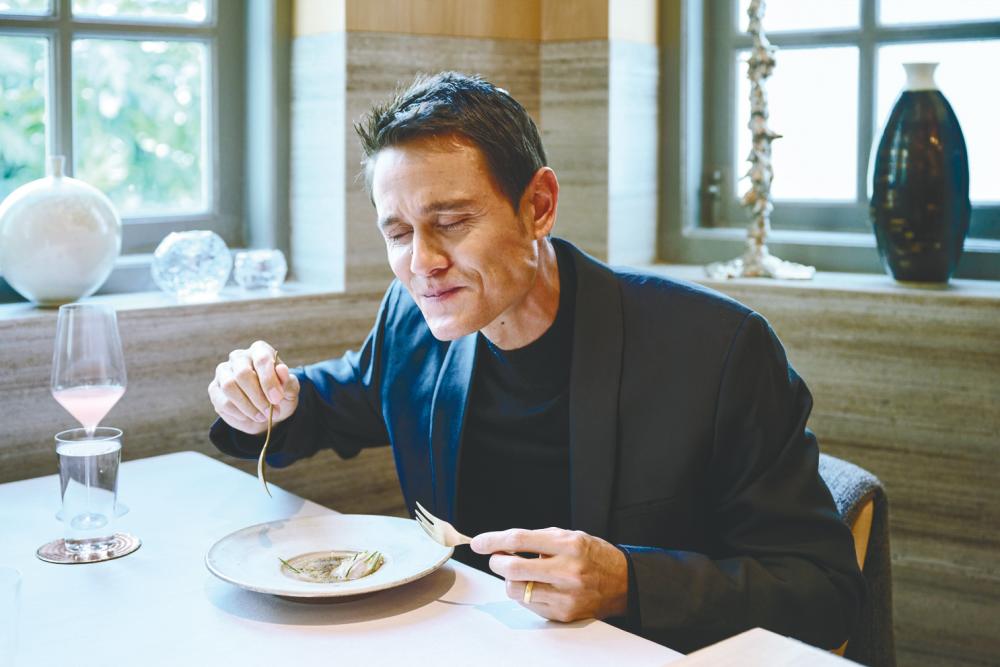 Wiens’ new show Food Affairs balances the fine dining of Singapore with its hawker, street food. – ALL PIX BY HBO GO