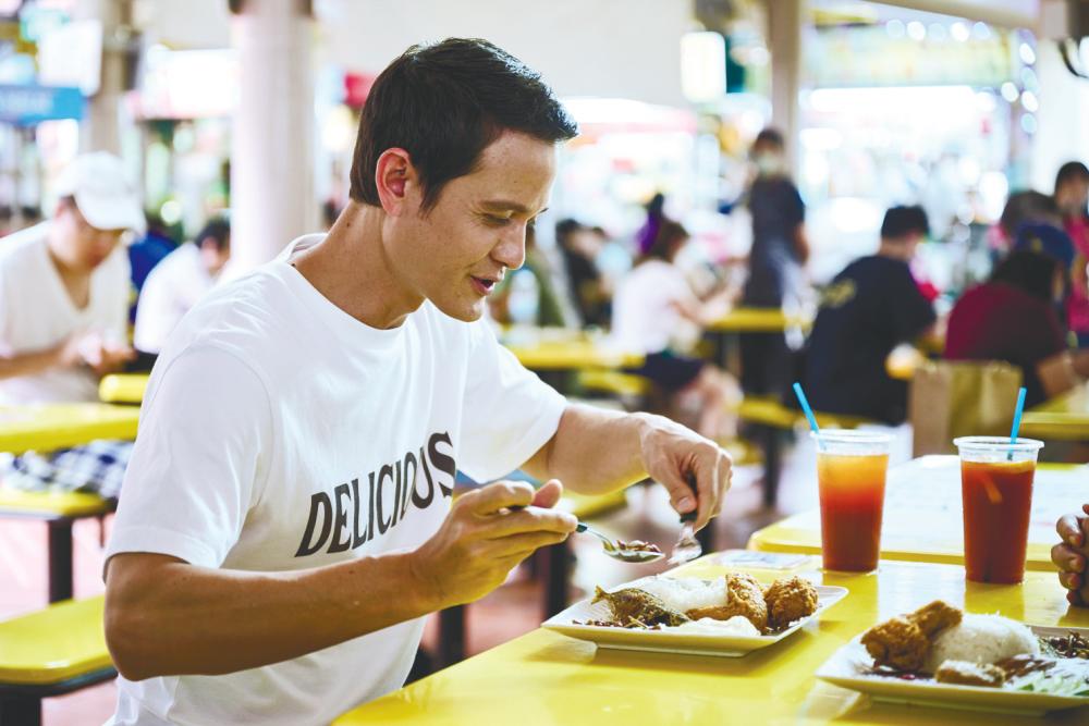 $!Wiens tries Selera Rasa Nasi Lemak’s ‘Royal Rumble’ nasi lemak set.