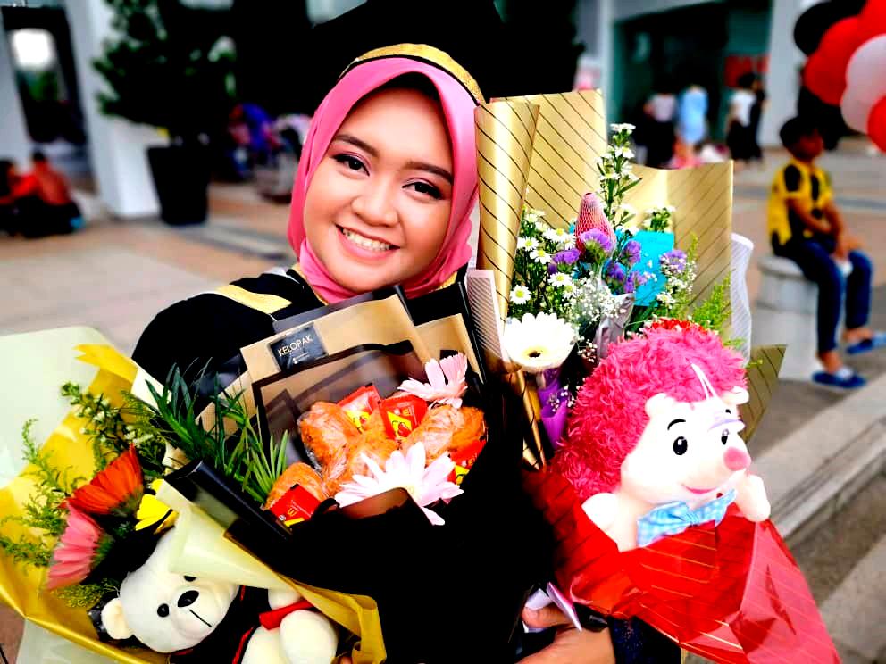 Wiki Safarina is an alumna of Bachelor of Optometry (Hons) graduated in 2019.