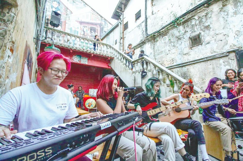 $!Malaysia’s own all-female alternative rock band TimeMachine is breaking boundaries with their music.