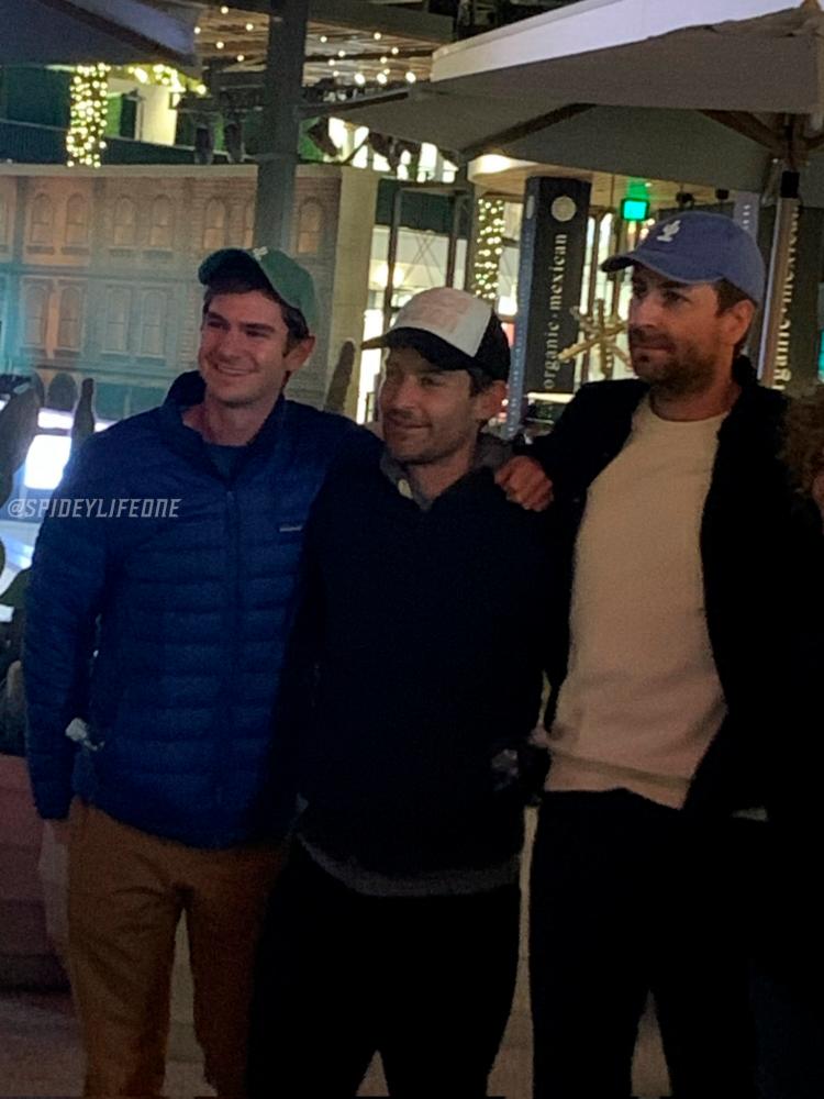 A photo of the two actors posing with fans after the screening last month. – Twitter $!A photo of the two actors posing with fans after the screening last month. – Twitter