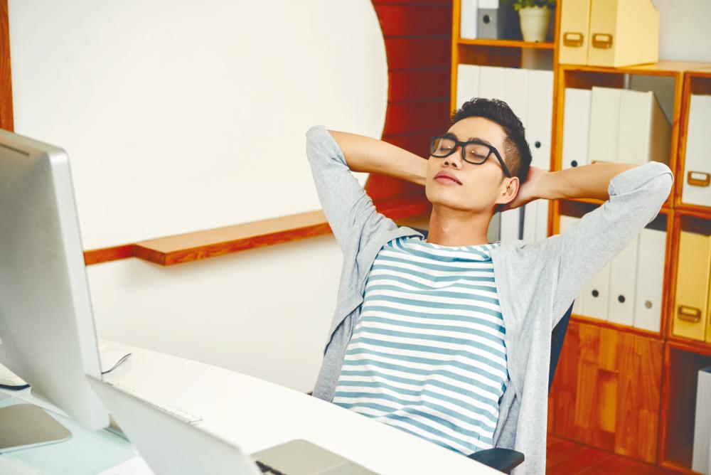 Due to the sedentary nature of most office jobs, fatigue and sleep is not uncommon. – FREEPIK