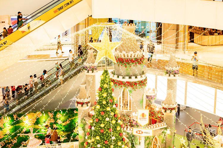 $!The Christmas decor in 1 Utama will provide shimmering photo opportunities for visitors.