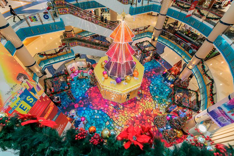 The Blue Concourse in Sunway Pyramid has been splashed with colours fitting the festive season.