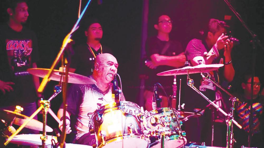 $!Mokhtar when he was still active in the band as a drummer. – CROMOK.MY