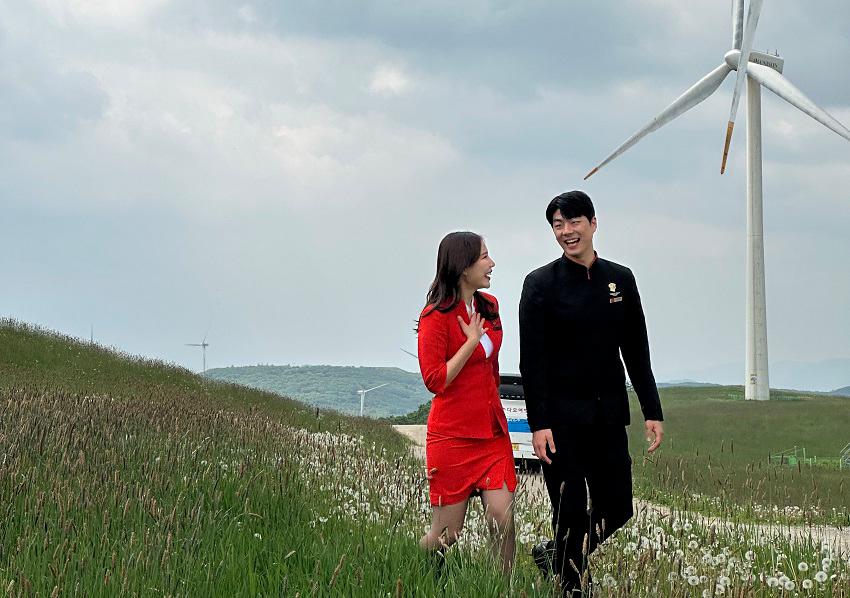 Samyang Roundhill is a scenic ranch with beautiful meadows, wind turbines and grazing animals. – PIC COURTESY OF GANGWON STATE $!Samyang Roundhill is a scenic ranch with beautiful meadows, wind turbines and grazing animals. – PIC COURTESY OF GANGWON STATE