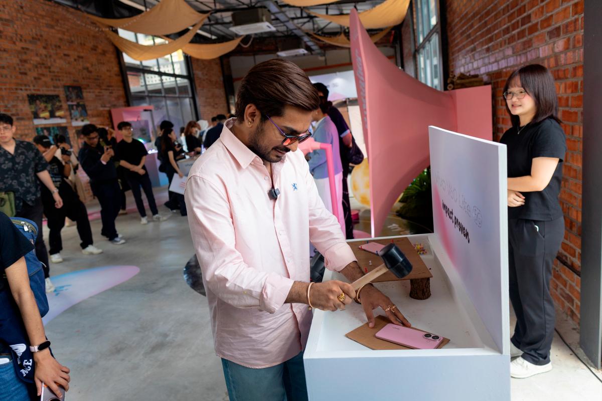 Internet personality Arwind Kumar testing the V60 Lite’s durability with a hammer. $!Internet personality Arwind Kumar testing the V60 Lite’s durability with a hammer.