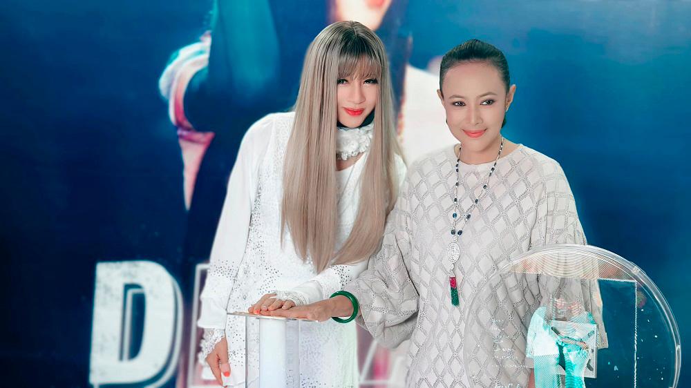 JessC (left) and Jee launching the Dekati album.