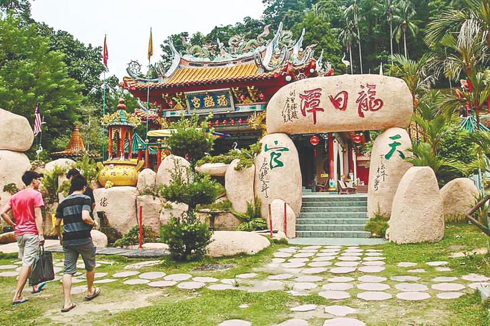 There are a number of Chinese tokongs for visitors to visit in Pangkor. – PICS BY HOLIDIFY $!There are a number of Chinese tokongs for visitors to visit in Pangkor. – PICS BY HOLIDIFY