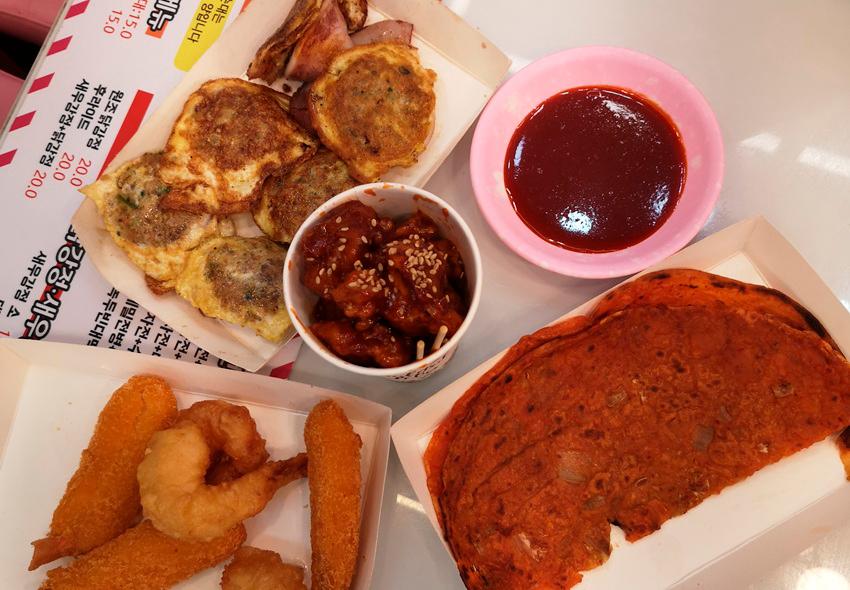 Ojingeo sundae (top left) and dakgangjeong (centre) at Sokcho Tourist & Fishery Market. $!Ojingeo sundae (top left) and dakgangjeong (centre) at Sokcho Tourist & Fishery Market.