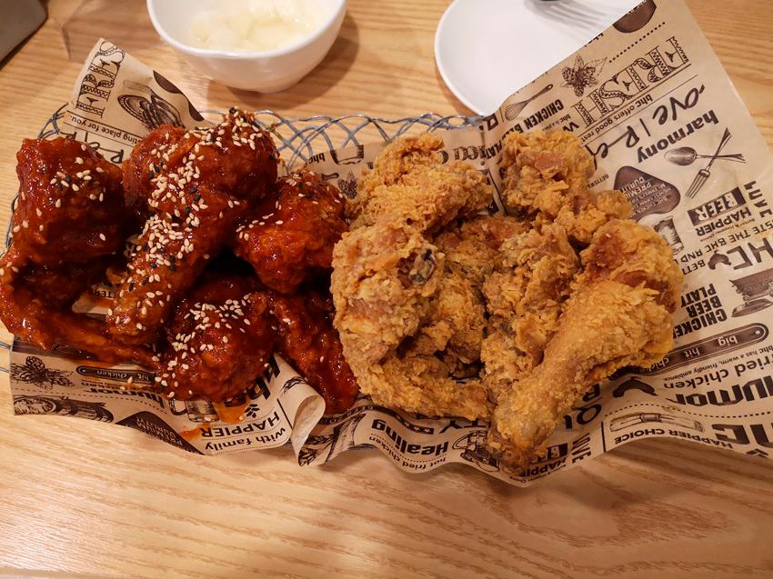 Sweet and spicy chicken (left) and classic chicken at BHC Chicken. $!Sweet and spicy chicken (left) and classic chicken at BHC Chicken.