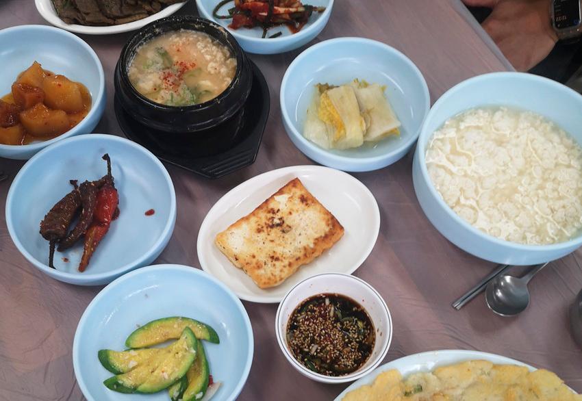 Sundubu (right) and other healthy dishes at Yet Nal Halmoney Sundubu (Grandma’s Soft Tofu), Sokcho. $!Sundubu (right) and other healthy dishes at Yet Nal Halmoney Sundubu (Grandma’s Soft Tofu), Sokcho.