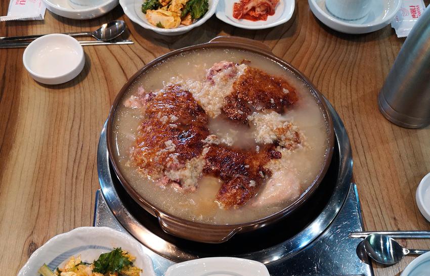 Baeksuk at Jinga Herbal Chicken Soup with Neungi Mushrooms, Wonju. $!Baeksuk at Jinga Herbal Chicken Soup with Neungi Mushrooms, Wonju.
