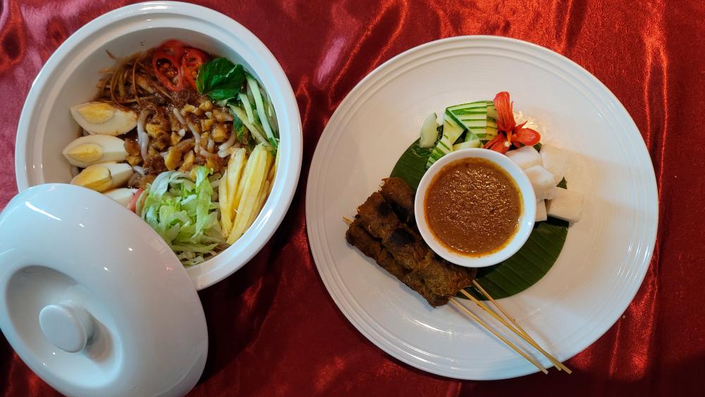 $!The vegetarian laksa and ‘mutton’ satay is a must try. – Pixs by CELESTINE FOO/ THESUN