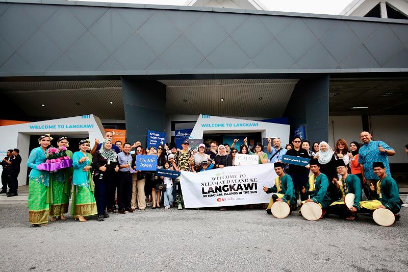 $!Guests and media arrive at Langkawi International Airport. – PICS BY ADAM AMIR HAMZAH/THESUN