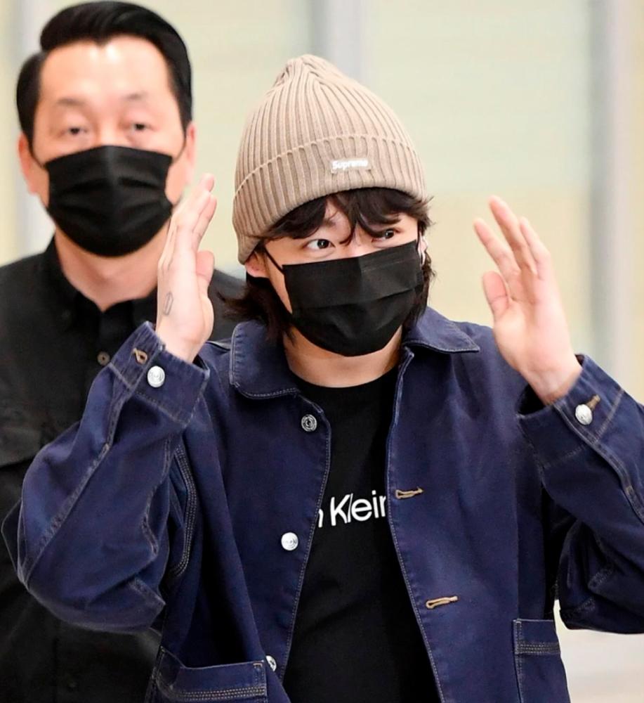 Jungkook reacting for cameras at Incheon Airport. – AllKpop