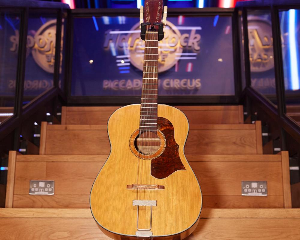 This 12-string Framus Hootenanny that belonged to Lennon recently sold for US$2.86 million. – CHRISITIESPIC