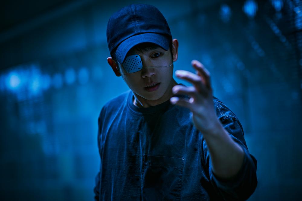 Ha Dong-soo, is a ‘connect’, a person with superhuman healing abilities.