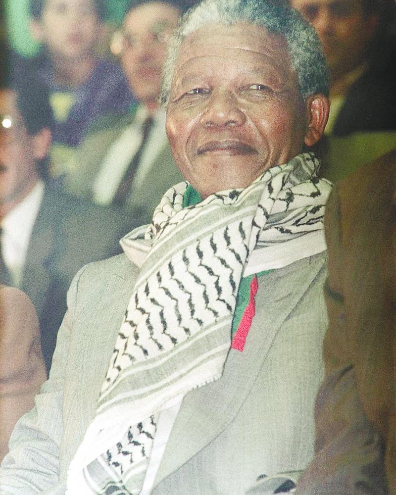 $!The late Nelson Mandela wore the keffiyeh in simple scarf style. - AFPPIC