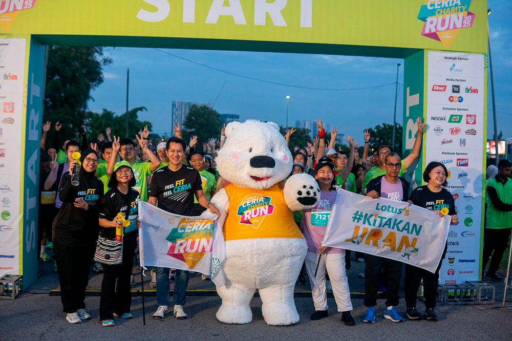Flagging off of Lotus’s CCR’25 5km categories by Saksit (third from left), together with Lotus’s Malaysia executive committee members and mascots LoLo, Cookie Guy, Tigo, Cola Bear.
