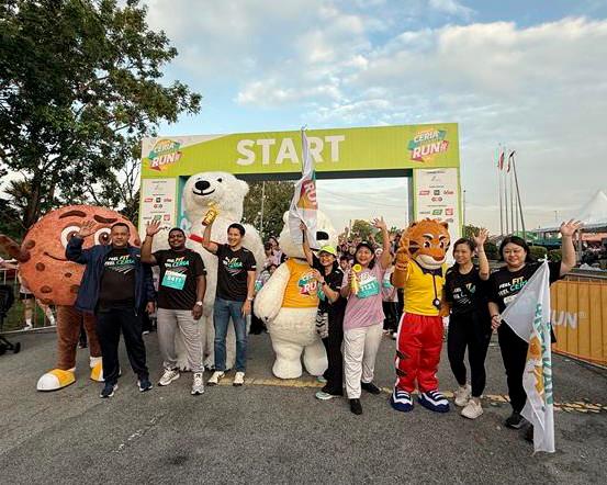 $!Flagging off of Lotus’s CCR’25 5km categories by Saksit (third from left), together with Lotus’s Malaysia executive committee members and mascots LoLo, Cookie Guy, Tigo, Cola Bear.