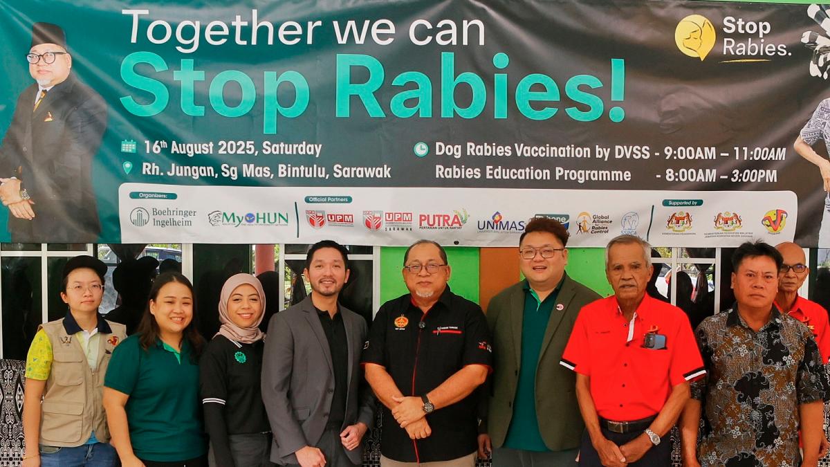 From left: Veterinary Services Department Sarawak department head Dr Siong Jing Jing, Boehringer Ingelheim Malaysia companion animal head Dr Evonne Lim, MyOhun deputy coordinator Dr Nur Indah Ahmad, Tan, Jepak MP Tuan Iskandar Turkee, Kam, Tuai Rumah of Rumah Jungan Jungan Anak Mitoh together with Rumah Jungan’s residents.