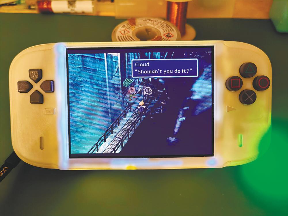 The modded handheld running a classic game. – PICS FROM X @YVELTALGRIFFIN
