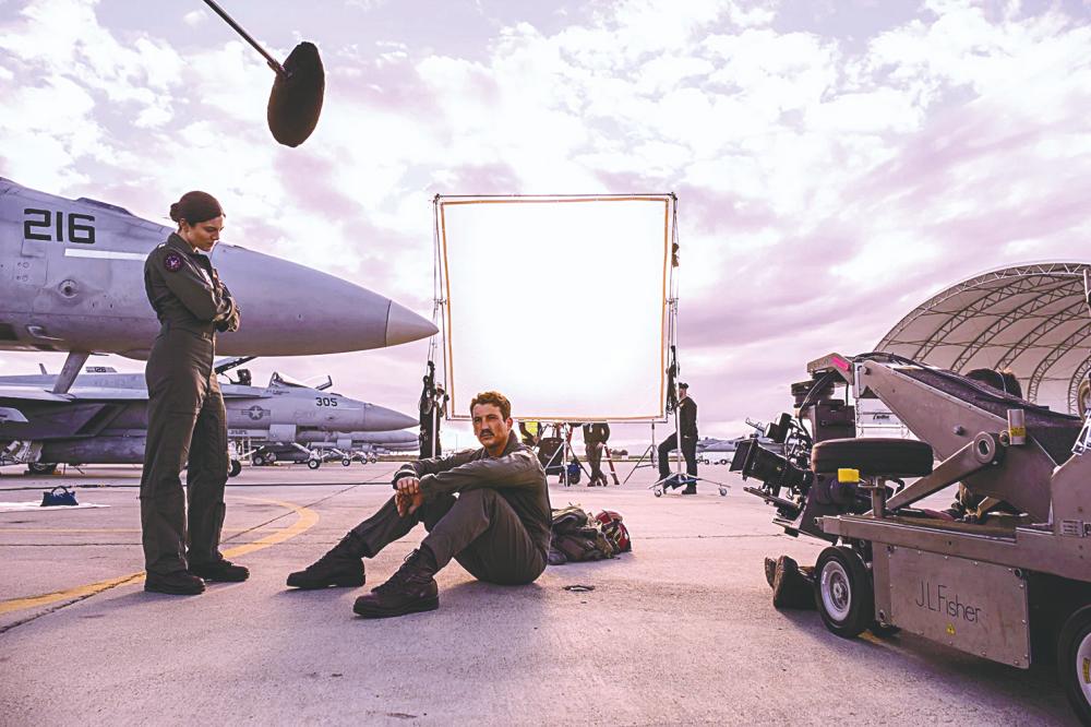 The cast of Top Gun: Maverick heavily relied on barf bags during filming. – US WEEKLY