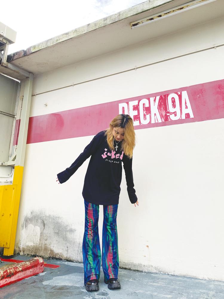 $!(Above)A model wearing Juno’s Scribble t-shirt; (Below) His distinctive tag. – all pictures courtesy of Juno