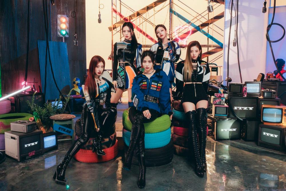 ITZY is starting a new chapter with its Japanese single Voltage. – JYP Entertainment