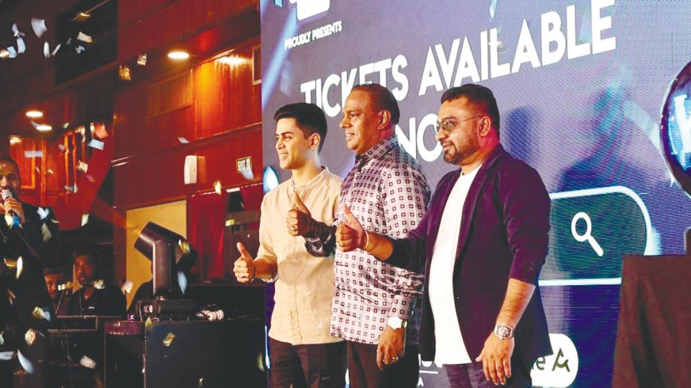 $!(From left) Krishh, MIC vice-president Datuk Seri Dr M. Saravanan and Harekrishna Textiles and AK Films Production’s managing director Harekrishna Bathumalai officiating the ticket launch during the press conference.