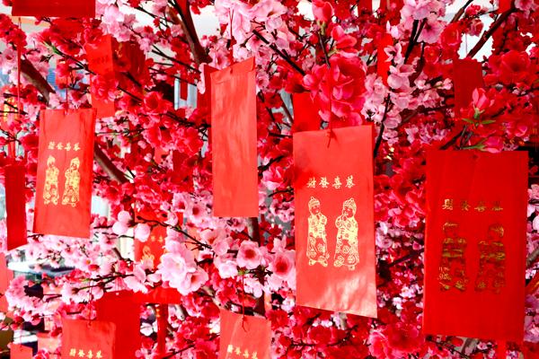 $!Red packets can also be used as decorations. – Tesselaarflowers