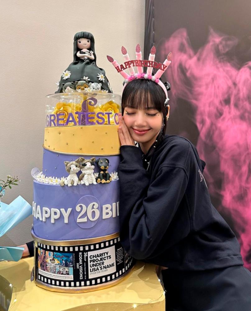 Lisa with her birthday cake from her fans. – Instagram/@lalalalisa_m