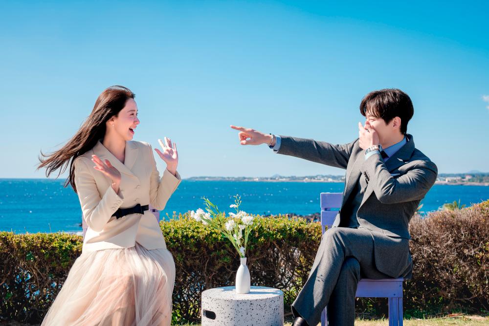 Lee Jun-ho and Yoona share beautiful chemistry together in King the Land. $!Lee Jun-ho and Yoona share beautiful chemistry together in King the Land.