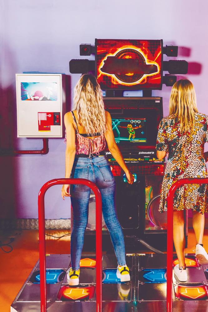 $!Railings on dance machines at arcades are for support and not for decoration. – FREEPIKPIC
