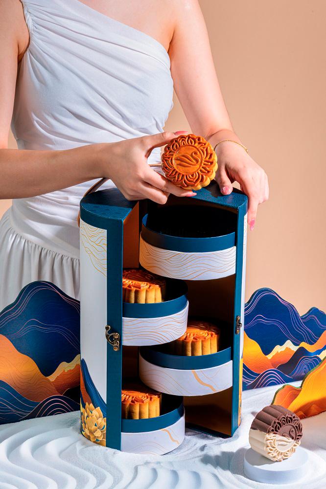 The ‘Whispers of the Moon’ mooncake box. $!The ‘Whispers of the Moon’ mooncake box.