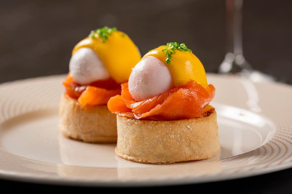 Eggs Royale – Muffin, salmon, poached eggs, Hollandaise sauce