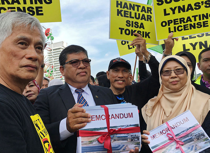 Deputy Minister in the Prime Minister’s Department Fuziah Salleh (R) and Sungai Petani MP Datuk Johari Abdul (2nd L), during a protest against Lynas, on April 10, 2019. — Bernama