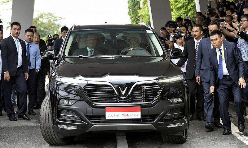 Mahathir test drives Vietnam’s first national car
