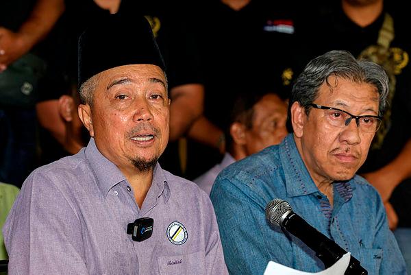 Abdullah Md Yusof (kiri)–fotoBernama