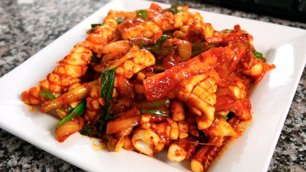 $!Spicy squid stir fry is perfect for spicy lovers. – PIC FROM YOUTUBE @MAANGCHI