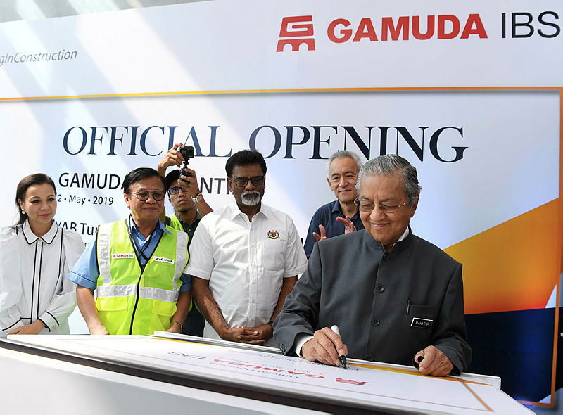 Prime Minister Tun Dr Mahathir Mohamad officiates Gamuda Bhd’s IBS digital plant in the Bandar Mahkota Banting industrial area, as Water, Land and Natural Resources Minister, Dr Xavier Jayakumar look on. — Bernama